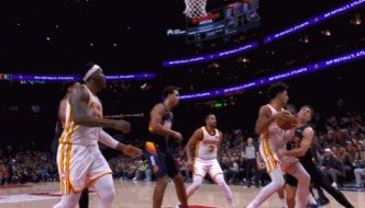 在线体育游戏娱乐平台-这是真疼！杰伦·约翰逊拿到篮板 吉莱斯皮上抢一拳捶到小杰伦