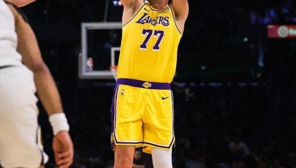 在线体育游戏娱乐平台-詹姆斯鱼跃扑球，东契奇完美绝杀，湖人赛季最燃一战