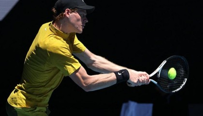 九游体育-墨尔本高温下拒绝冷门！辛纳3-1逆转艰难取胜，豪夺澳网17连胜